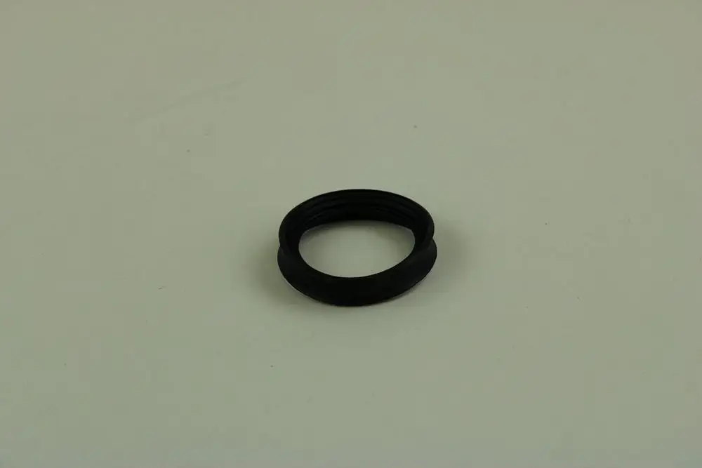 Schwarze Gummidichtung von Bosch, ringförmig mit innerer Vertiefung und Rillenstruktur, auf hellem Hintergrund liegend.